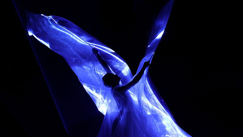 Iris Van Herpen’s Bioluminescent Algae Dress Shines at Paris Couture Week