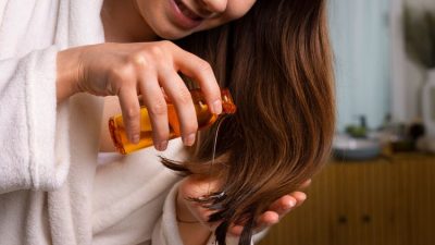 8 Cara Mengatasi Rambut Rontok, Mulai dari Minyak Alami hingga Kurangi Stres