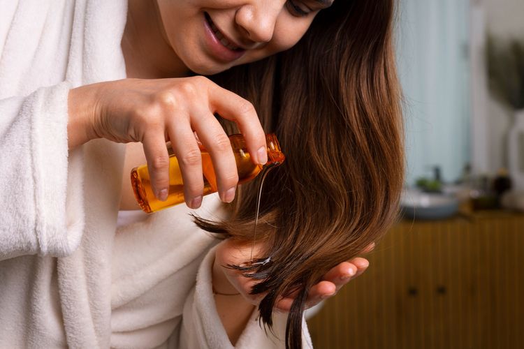 8 Cara Mengatasi Rambut Rontok, Mulai dari Minyak Alami hingga Kurangi Stres