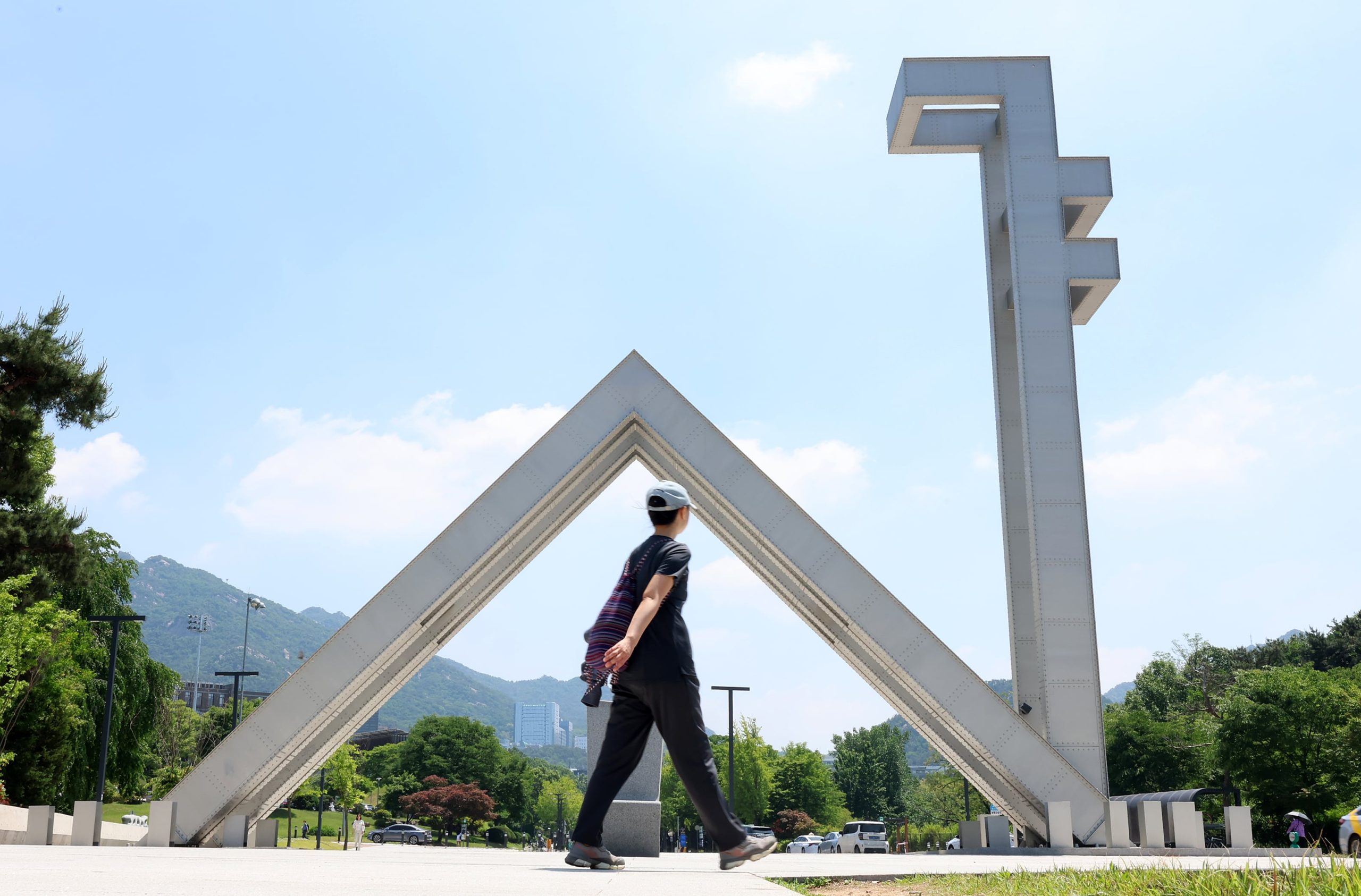 Exclusive: SNU Links Pay to Performance, Shifting from Seniority Tradition