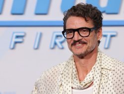 Pedro Pascal’s Guide to Styling White Trousers with a Flowy Shirt Pedro Pascal’s Guide to Styling White Trousers with a Flowy Shirt