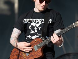 Brushes and Ballads: Ed Sheeran Dips into Art in New Career Shift Brushes and Ballads: Ed Sheeran Dips into Art in New Career Shift