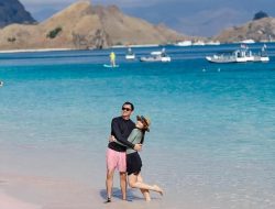 10 Foto Ayu Dewi di Pantai Merah Muda dan Pulau Padar Labuan Bajo