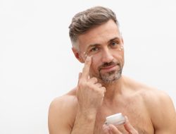 4 Alasan Pria Perlu Pakai Eye Cream, Mata Terlihat Segar!