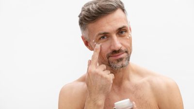 4 Alasan Pria Perlu Pakai Eye Cream, Mata Terlihat Segar!