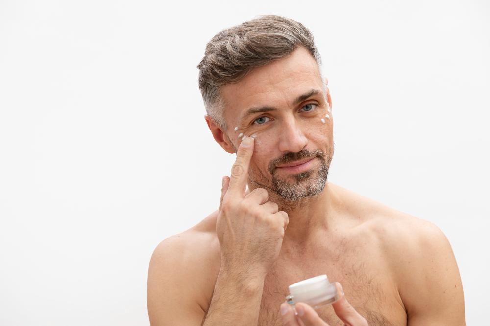 4 Alasan Pria Perlu Pakai Eye Cream, Mata Terlihat Segar!