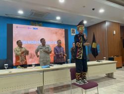 Menteri Kebudayaan Tari Bersama Dhika “Aura Farming” yang Viral di Pacu Jalur Menteri Kebudayaan Tari Bersama Dhika “Aura Farming” yang Viral di Pacu Jalur