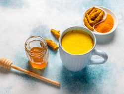 9 Manfaat Kunyit dan Madu untuk Kesehatan: Redakan Nyeri dan Turunkan Berat Badan