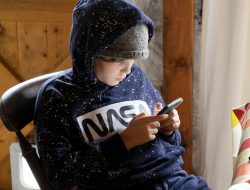 Kids curb phone use to boost mental well-being, study reveals Kids curb phone use to boost mental well-being, study reveals