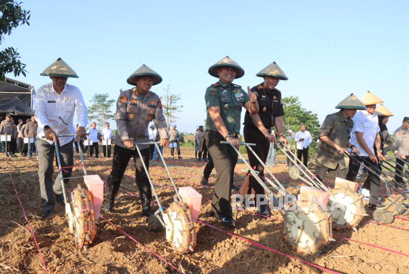 Dukung Visi Presiden, Polres Indramayu Tanam Jagung Bersama