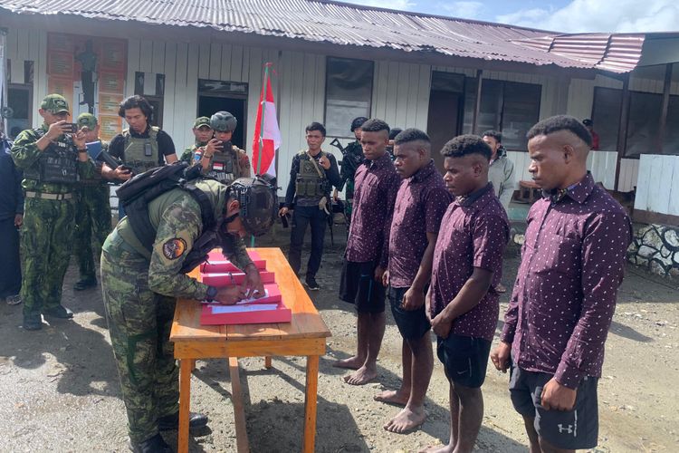 Mabes TNI Sambut 4 Anggota OPM Kembali ke NKRI, Kapuspen: Kami Terbuka