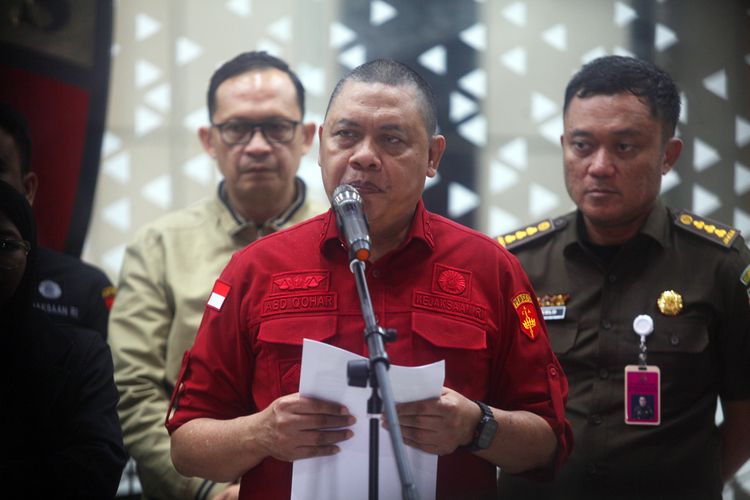 Delapan Tersangka Korupsi Pertamina Ditahan, Riza Chalid Harus Dijemput dari Singapura