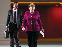 Netanyahu Pushes for Firing of Merkel’s Advisor, Probe Reveals