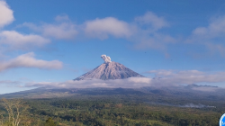 Semeru Meletus, Petugas Laporkan Ketinggian Abu 700 Meter di Atas Puncak