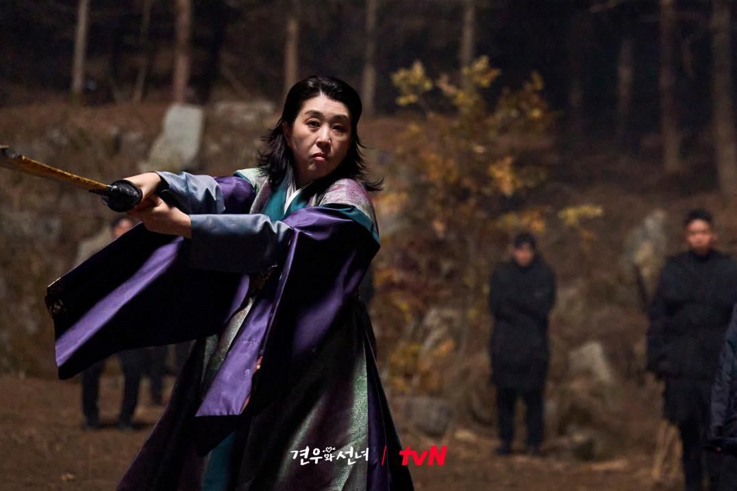 7 Alasan Bae Gyeon Woo Diserang Roh Bongsu di Head Over Heels