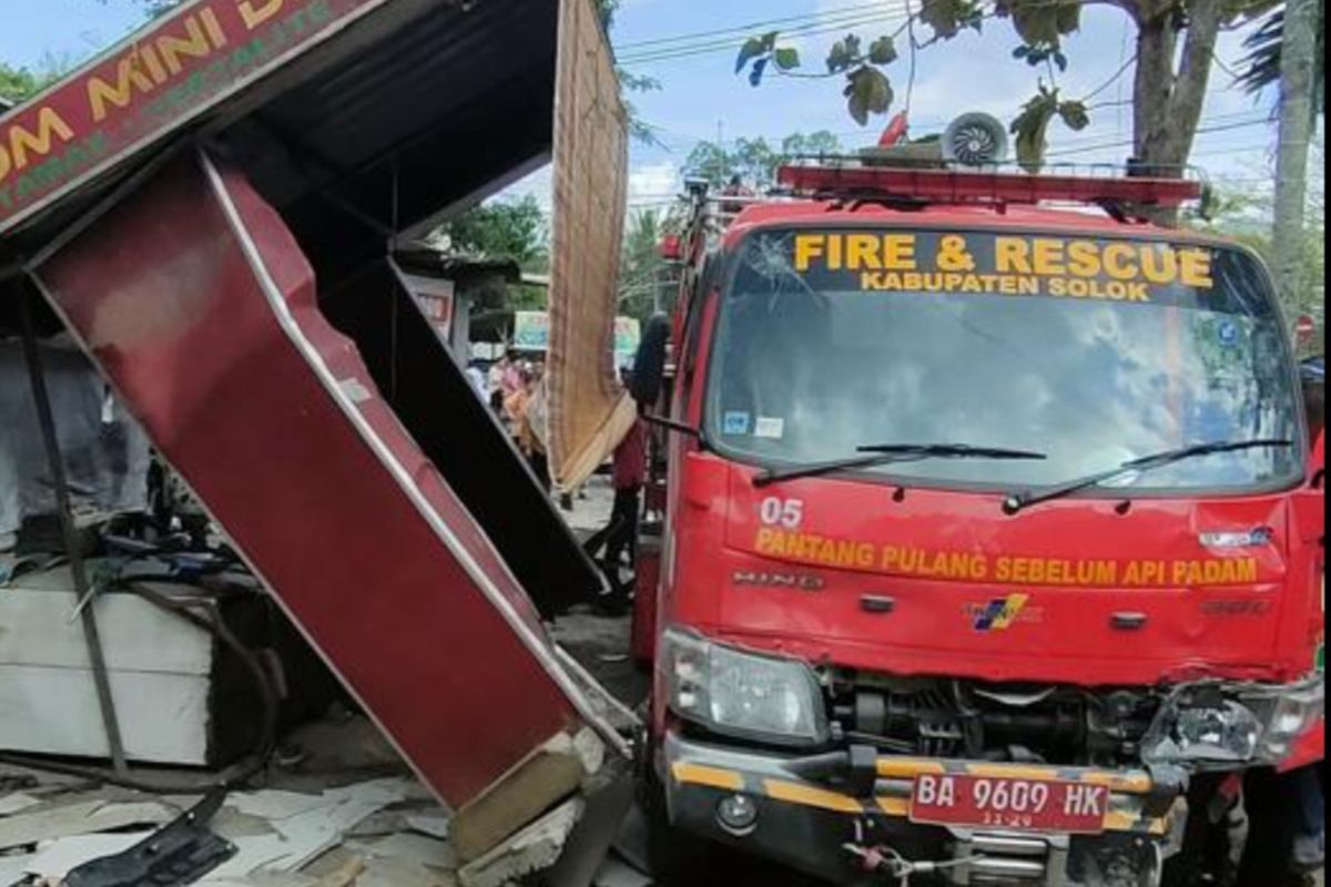 Kronologi Kecelakaan Mobil Damkar di Solok, Tabrak Kios Bensin Tewaskan 1 Orang dan Luka 11 Pemain