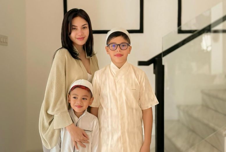 Tanpa Nikita Mirzani yang Dipenjara, Putranya Rayakan Kelulusan Sekolah