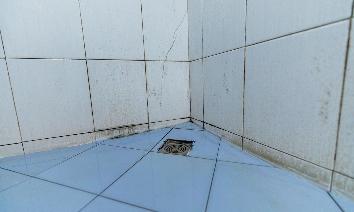 Cara Menghilangkan Kerak Sabun di Keramik, Bersih Berkilau!