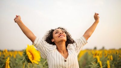 7 Aturan Pengembangan Diri yang Bisa Kamu Langgar untuk Hidup Lebih Sadar