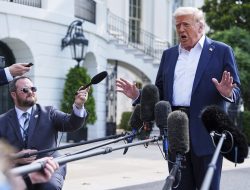Trump Signals Late-Night Trade Talks as Canada’s Carney Condemns 35% Tariff Threat