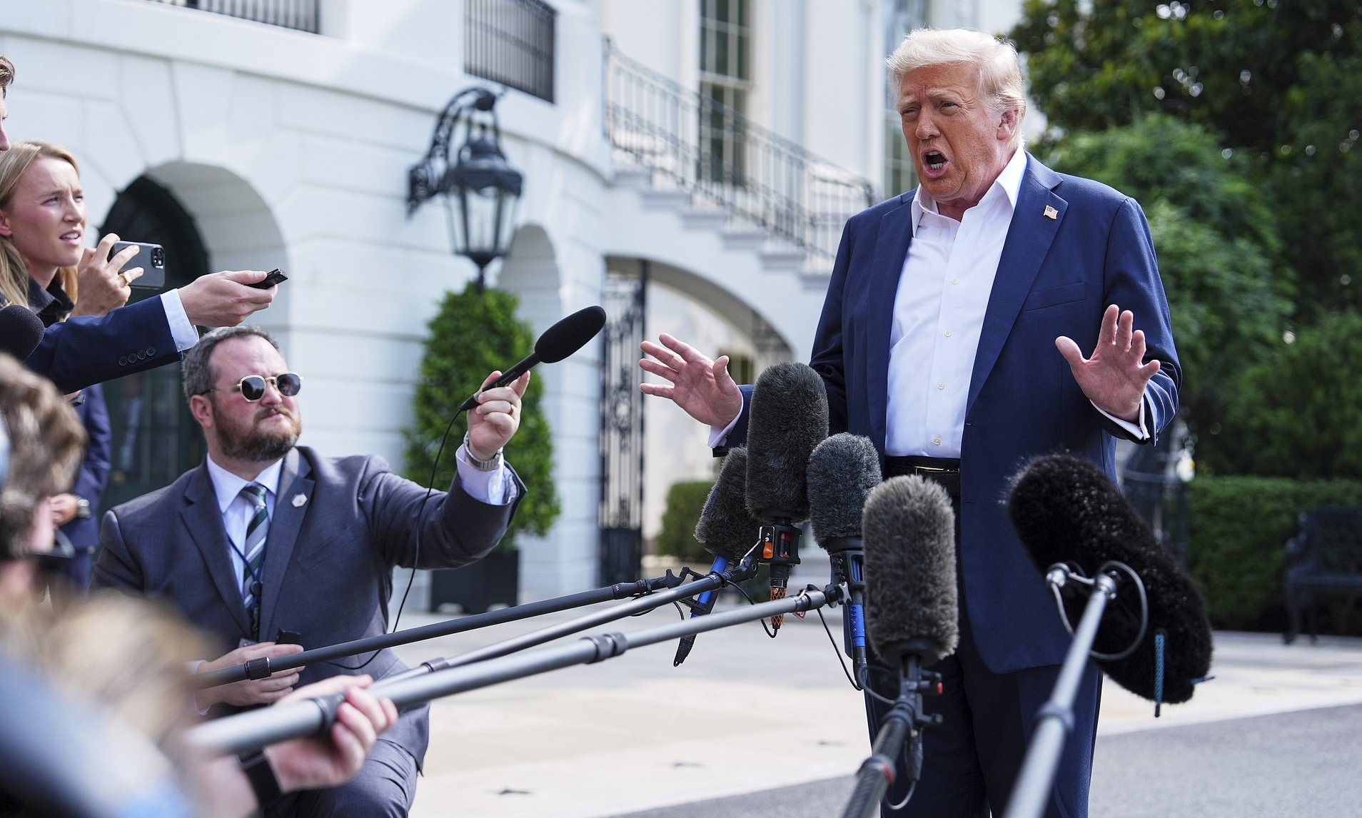 Trump Signals Late-Night Trade Talks as Canada’s Carney Condemns 35% Tariff Threat