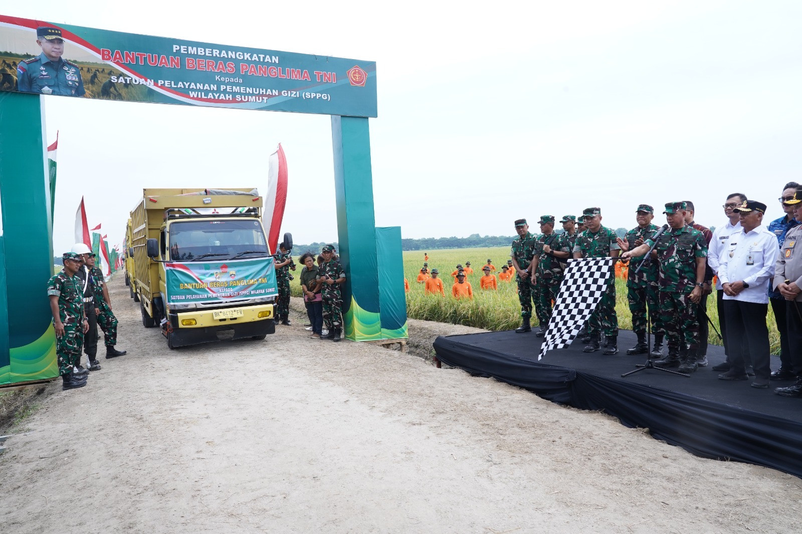 Panglima TNI Bantu 40 Ton Beras untuk SPPG Sumut