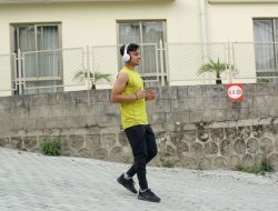 9 Manfaat Jalan Mundur Harian untuk Kesehatan Anda