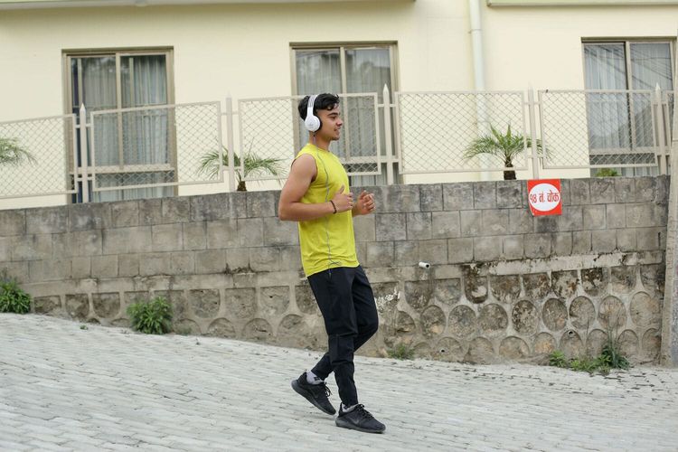 9 Manfaat Jalan Mundur Harian untuk Kesehatan Anda
