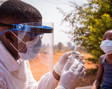 Vaccination Campaigns Cut Outbreak Deaths by 60% – Study Reveals
