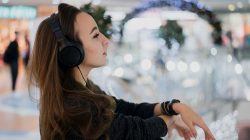 9 Ciri Kepribadian Orang yang Selalu Pakai Headphone di Tempat Umum, Menurut Psikologi