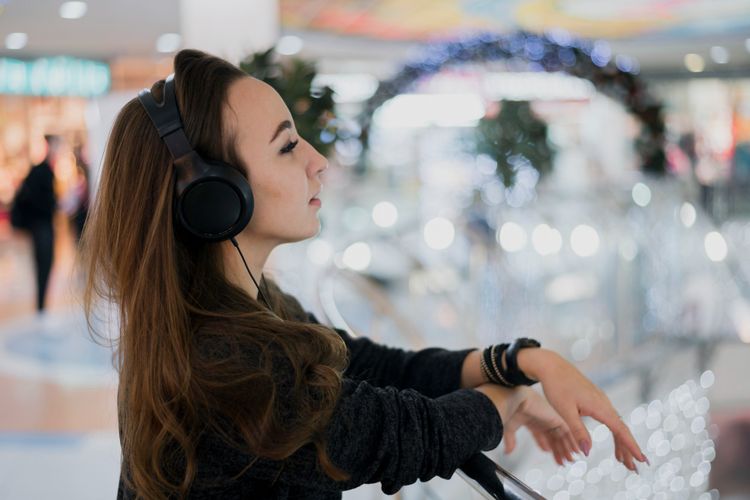 9 Ciri Kepribadian Orang yang Selalu Pakai Headphone di Tempat Umum, Menurut Psikologi