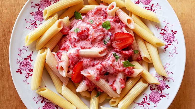 Pasta Scandal: Polish PM Supports Iga Świątek’s Strawberry Twist