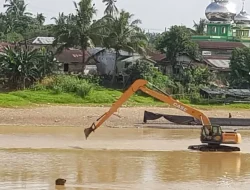 Surutnya Debit Sungai, Panitia Mulai Keruk Arena Pacu Jalur Tepian Narosa