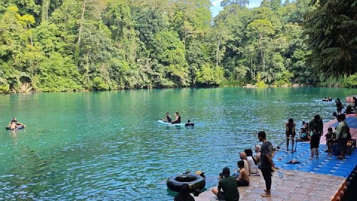 Danau Ajaib Dua Warna dan Rasa di Berau