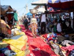“Okrika Reclaimed”: Art Against Fast Fashion’s Impact “Okrika Reclaimed”: Art Against Fast Fashion’s Impact