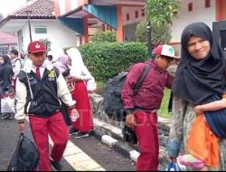 Hari Pertama MPLS, Wali Murid: Seperti Mondokin Anak Hari Pertama MPLS, Wali Murid: Seperti Mondokin Anak