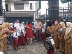 Orang Tua di Tasikmalaya Siapkan Perlengkapan Sekolah Sejak Pagi Buta
