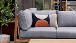 Pilih Sofa Teras Minimalis, Ruang Luar Jadi Menawan
