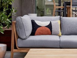 Pilih Sofa Teras Minimalis, Ruang Luar Jadi Menawan
