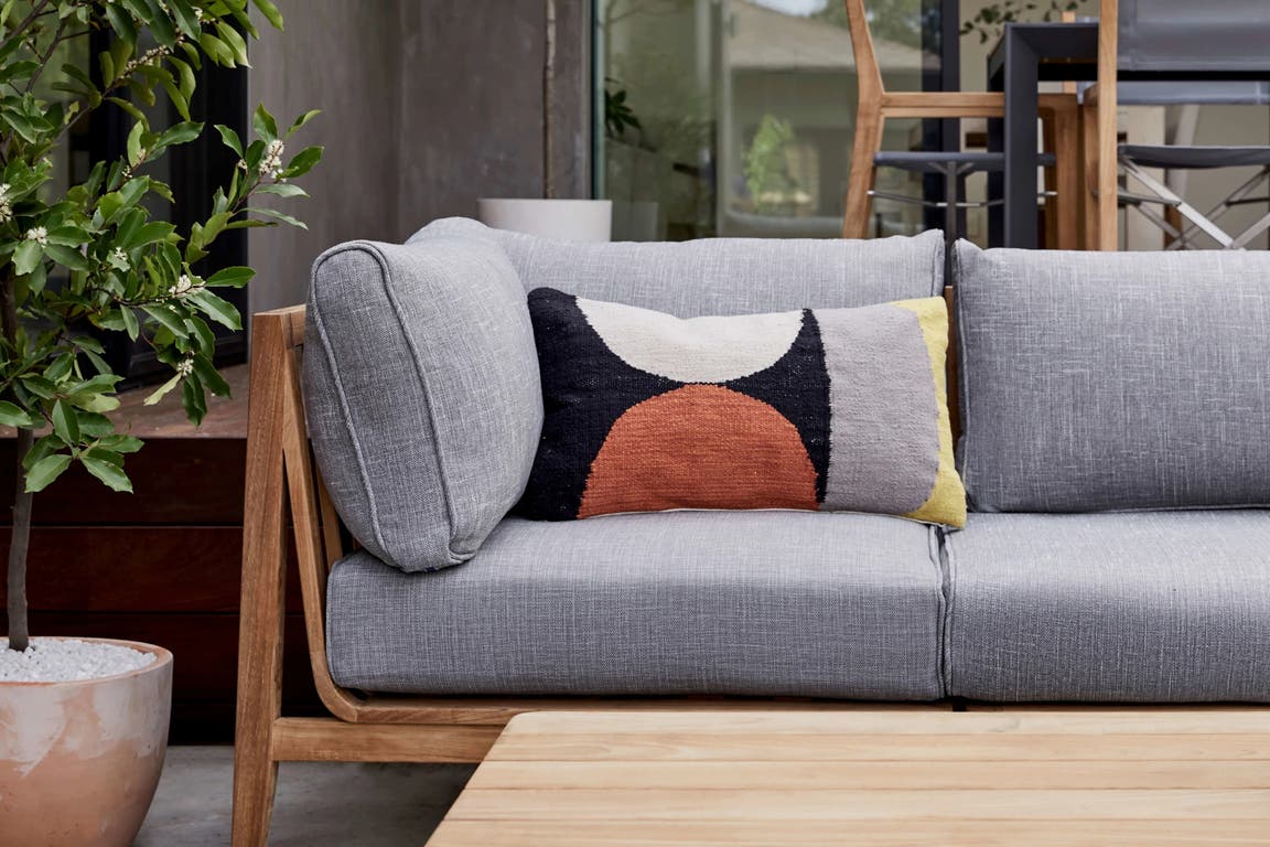 Pilih Sofa Teras Minimalis, Ruang Luar Jadi Menawan
