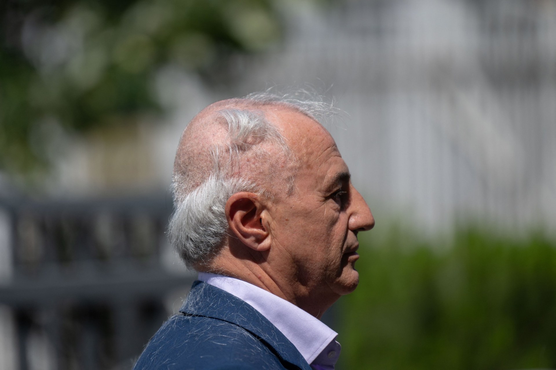 Lawyer shaves head in protest – but leaves a spot