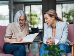 9 Powerful Phrases to Become a Better Listener, Says a Psychologist