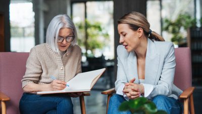 9 Powerful Phrases to Become a Better Listener, Says a Psychologist