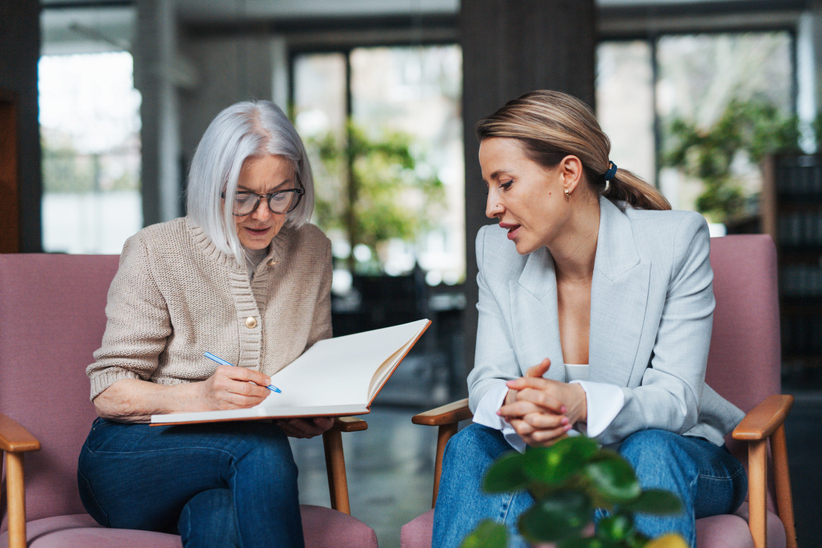 9 Powerful Phrases to Become a Better Listener, Says a Psychologist