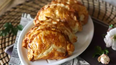 Apple and hazelnut cream handpies for Epiphany