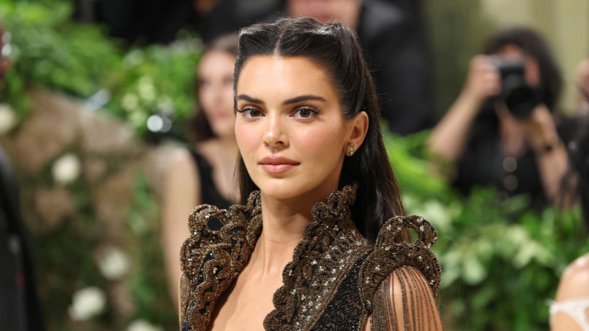 Kendall Jenner’s Tote & White Dress Combo Is Perfect
