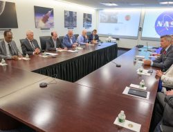 300 NASA Scientists Protest Trump’s Space Budget Cuts 300 NASA Scientists Protest Trump’s Space Budget Cuts