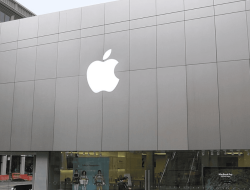 Apple shifts from malls to urban shopping hubs