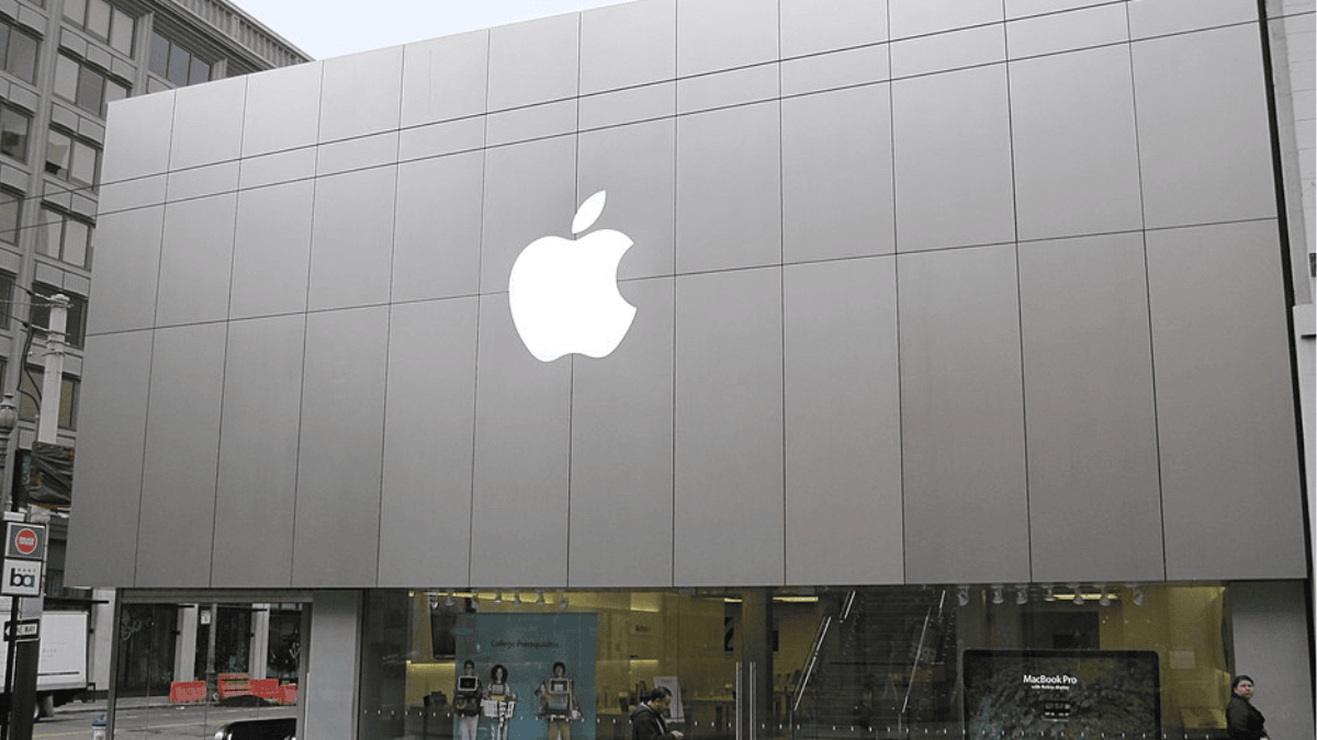 Apple shifts from malls to urban shopping hubs