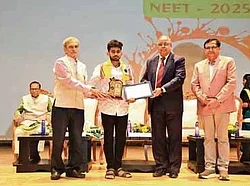 Students Honored by Yuvodaya After Clearing NEET and JEE